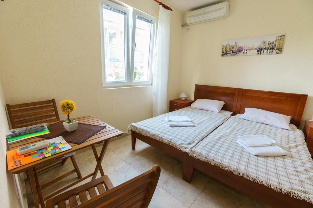 Apartments Lora Бар Екстер'єр фото