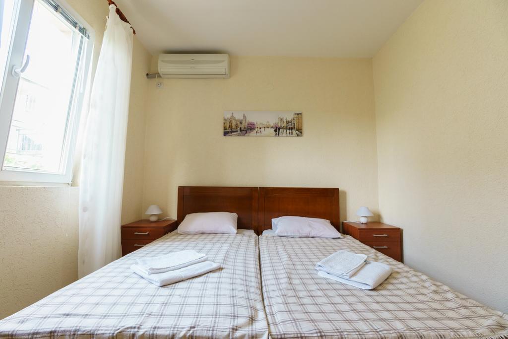 Apartments Lora Бар Екстер'єр фото