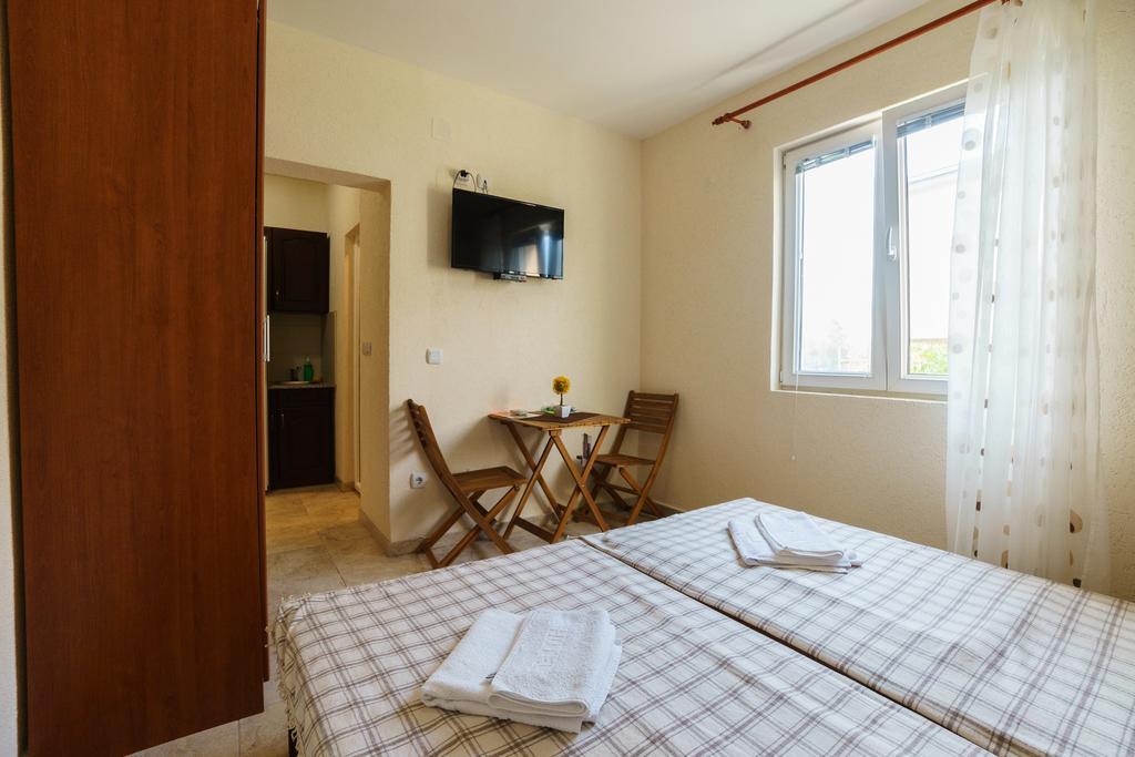 Apartments Lora Бар Екстер'єр фото