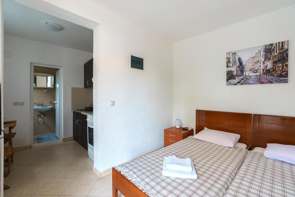 Apartments Lora Бар Екстер'єр фото