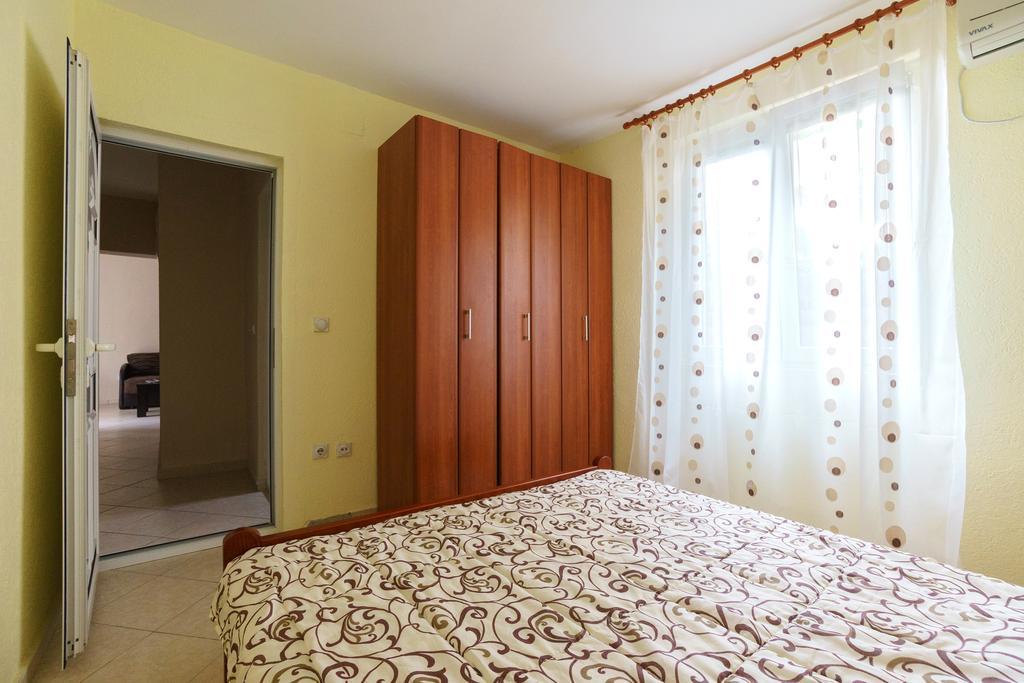 Apartments Lora Бар Екстер'єр фото