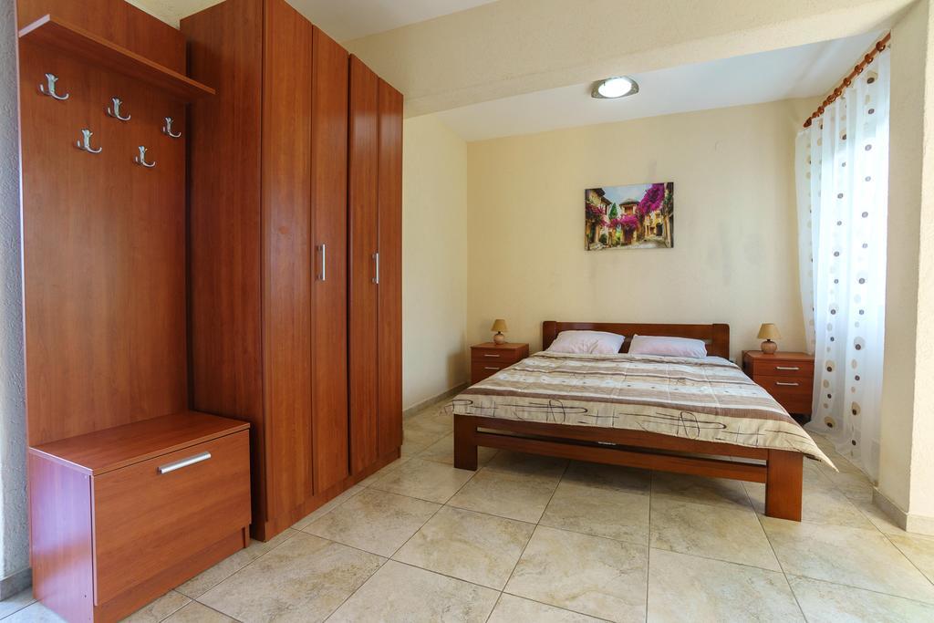 Apartments Lora Бар Екстер'єр фото