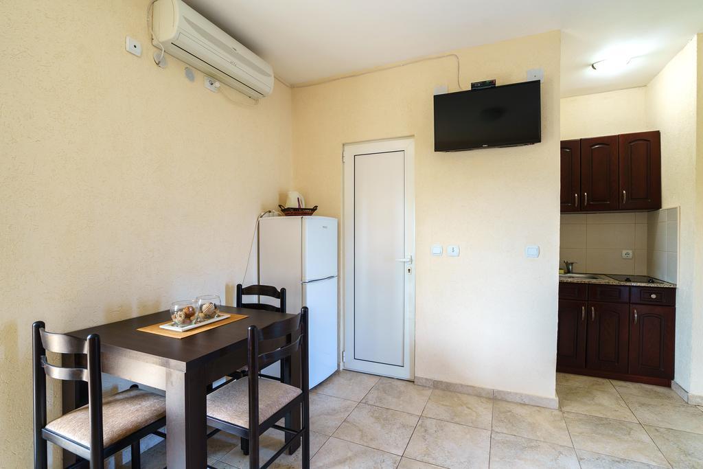 Apartments Lora Бар Екстер'єр фото