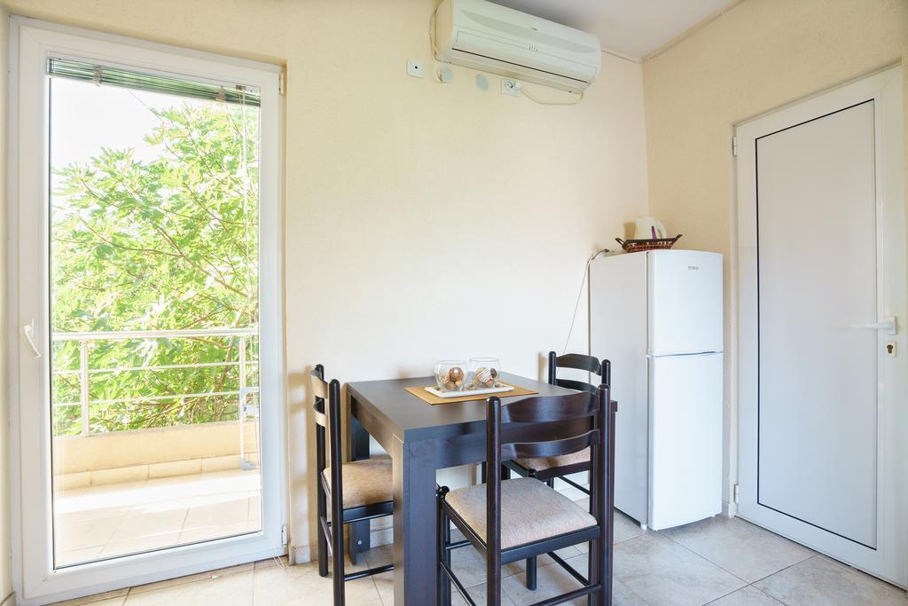 Apartments Lora Бар Екстер'єр фото