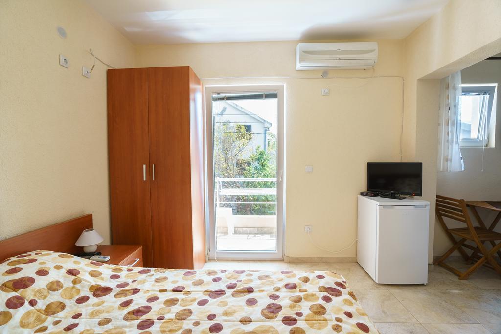 Apartments Lora Бар Екстер'єр фото