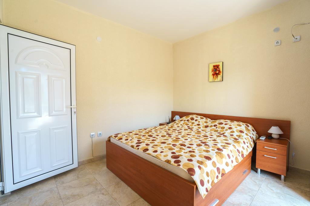 Apartments Lora Бар Екстер'єр фото