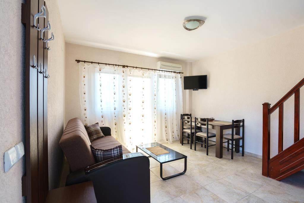 Apartments Lora Бар Екстер'єр фото