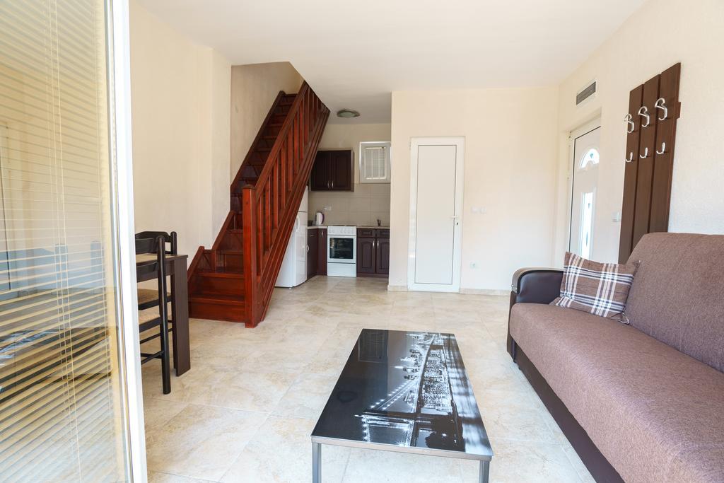 Apartments Lora Бар Екстер'єр фото