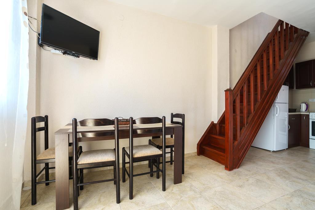Apartments Lora Бар Екстер'єр фото