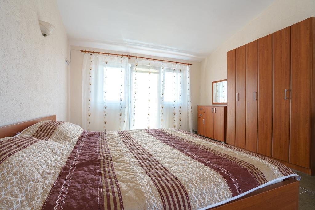 Apartments Lora Бар Екстер'єр фото