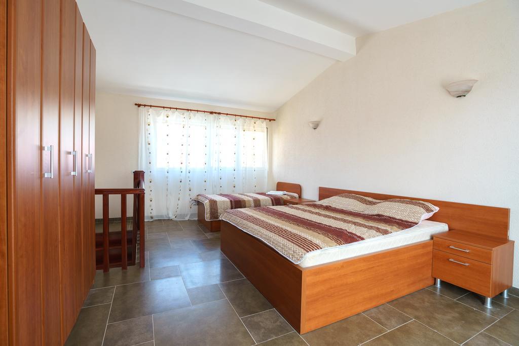 Apartments Lora Бар Екстер'єр фото