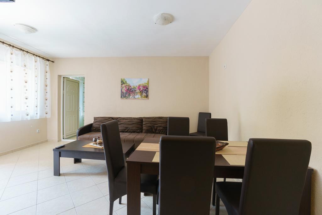 Apartments Lora Бар Екстер'єр фото