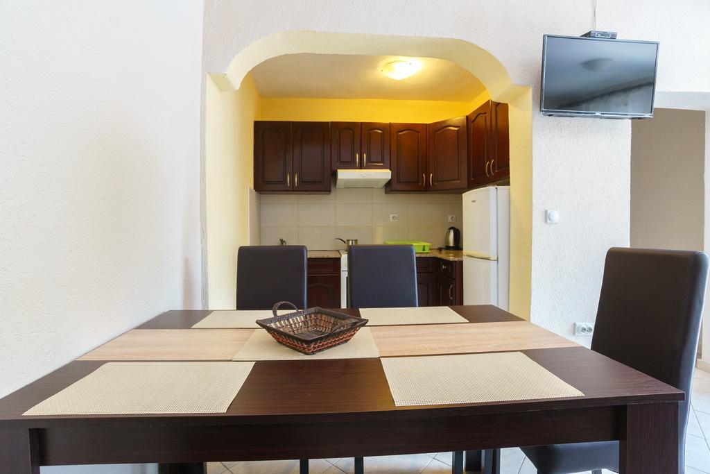 Apartments Lora Бар Екстер'єр фото