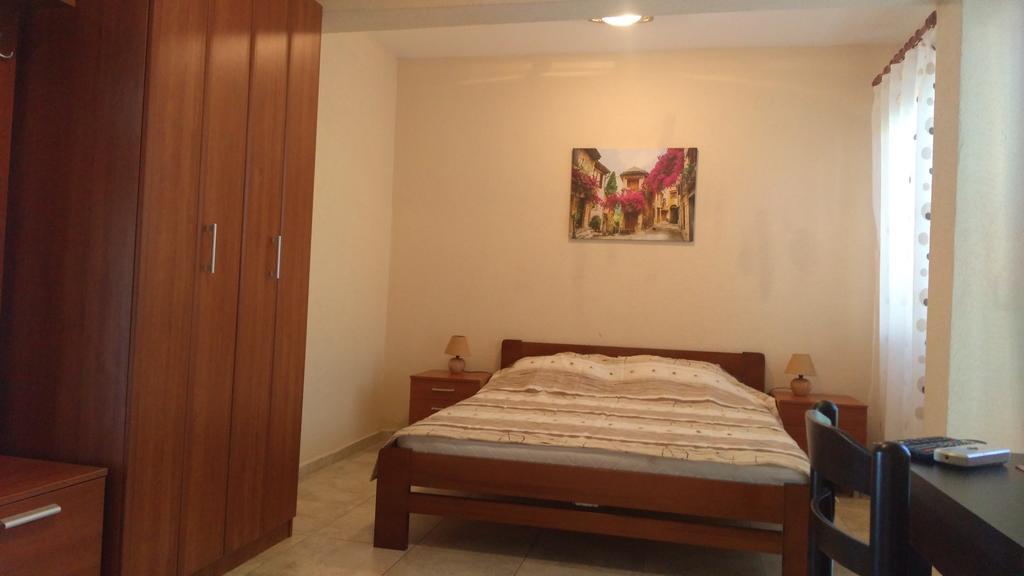 Apartments Lora Бар Екстер'єр фото