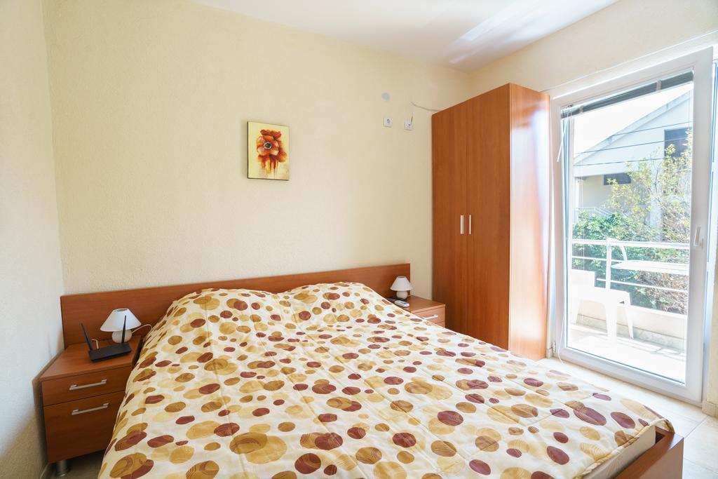 Apartments Lora Бар Екстер'єр фото