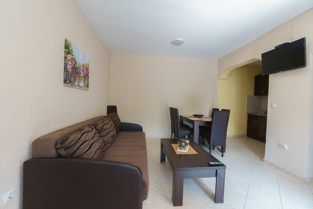 Apartments Lora Бар Екстер'єр фото