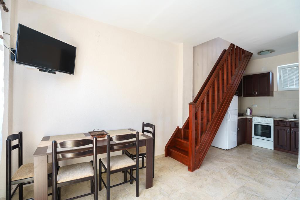 Apartments Lora Бар Екстер'єр фото
