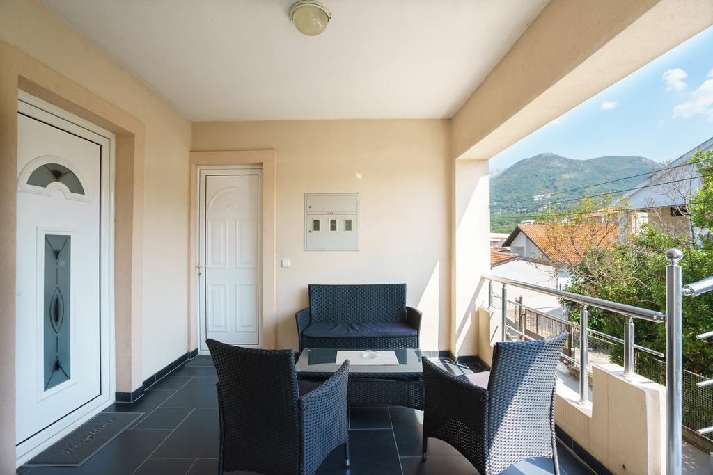 Apartments Lora Бар Екстер'єр фото